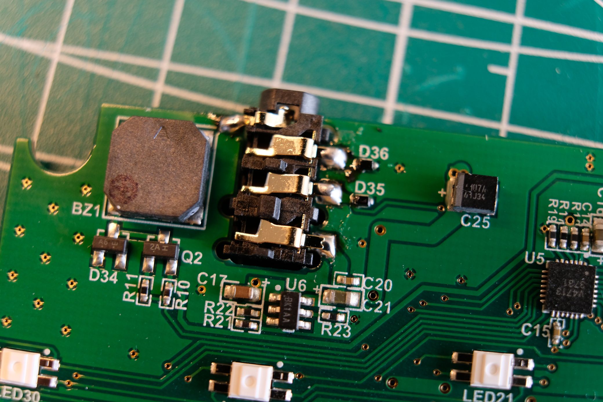 TRRS port with loose connections